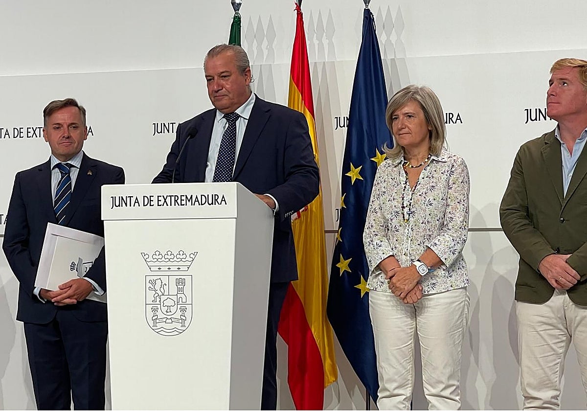 Pedro Pecero durante su intervención junto a la consejera Victoria Bazaga, el presidente de la RFDEA Manuel Aviñó y el alcalde de Badajoz Ignacio Gragera.