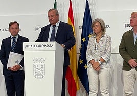Pedro Pecero durante su intervención junto a la consejera Victoria Bazaga, el presidente de la RFDEA Manuel Aviñó y el alcalde de Badajoz Ignacio Gragera.