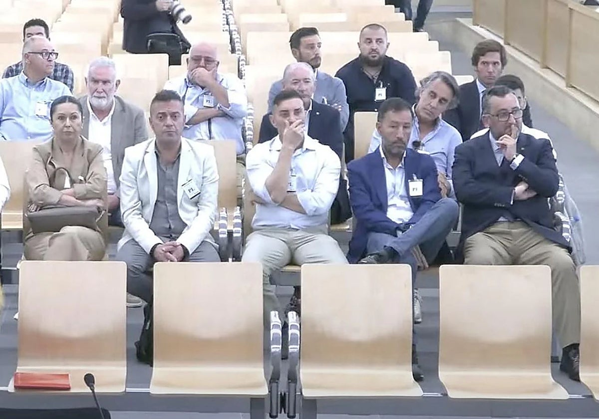 El banquillo de procesados por la Operación Drake con Joaquín Parra en segunda fila.