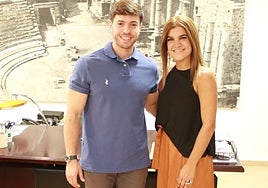 El alcalde de Puebla de Alcocer, Gonzalo Hernán, junto a Marta Gómez, directora del centro asociado de la UNED en Mérida.