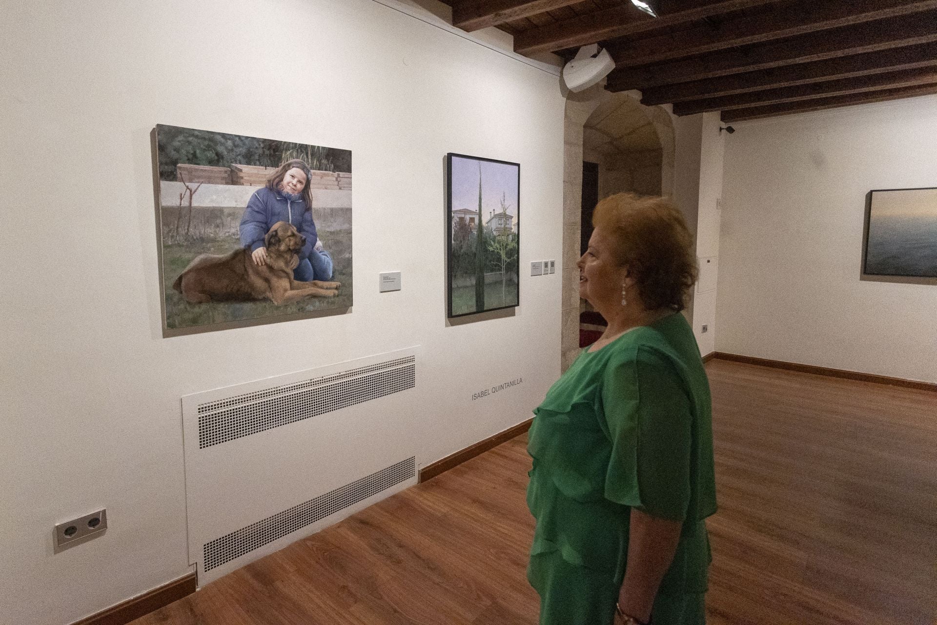 Una mujer contempla la obra de la artista Isabel Quintanilla.