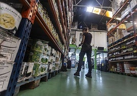 Una trabajadora limpiaba esta mañana la suciedad generada por el fuego que se originó ayer por la tarde.