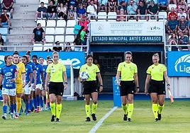 Mercedes Parra, a la derecha, en el momento de salir al campo el sábado en Lorca