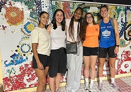 Brenda Arango, en el centro, junto a Desirée Castaño, Juana Giardini, Silvia Martínez y Laura Lozoya.