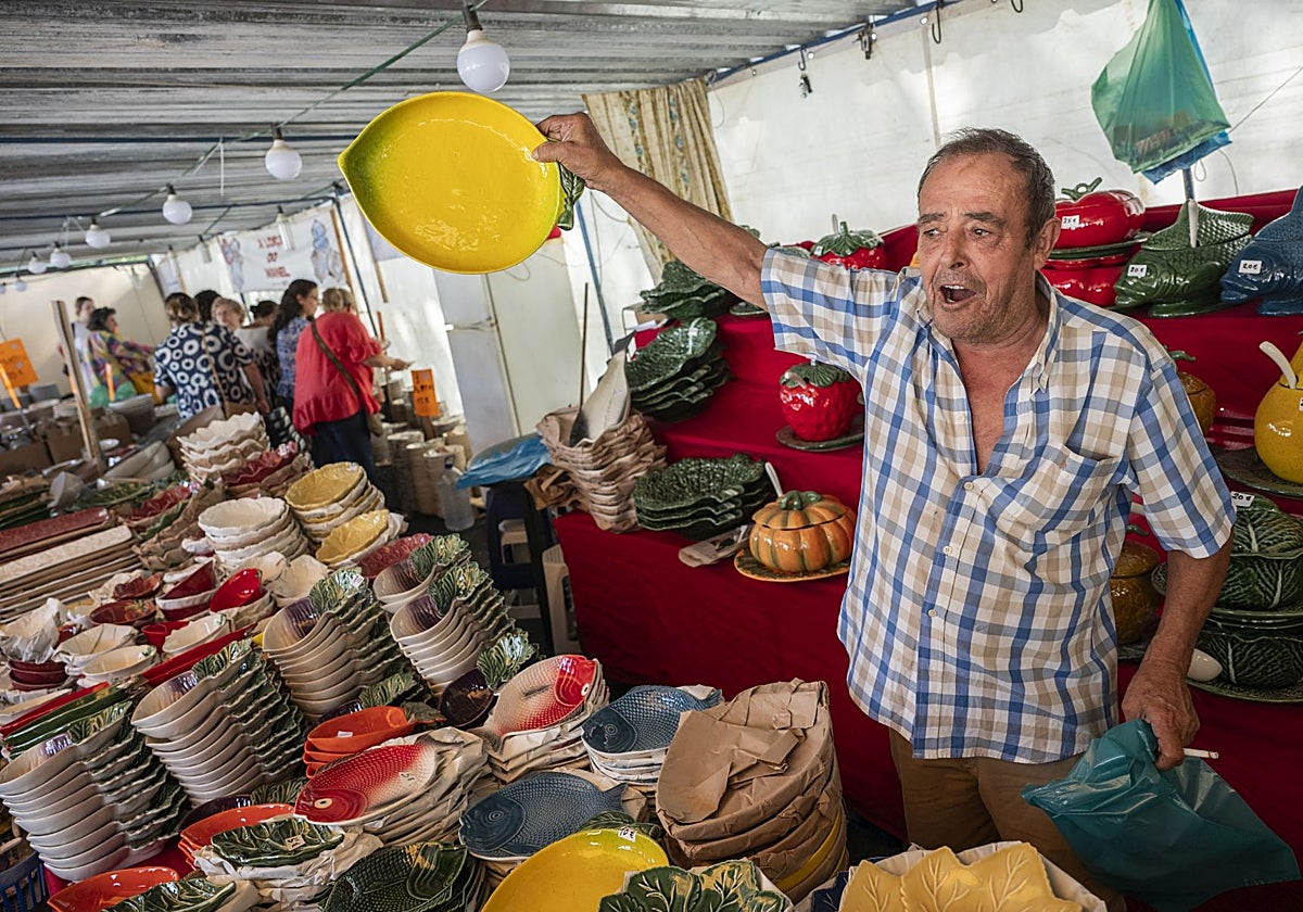 Manel Píriz vendiendo su loza el año pasado en la feria de San Mateo en Elvas.