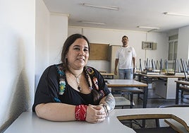 Laura García, al fondo Valeriano Gómez, jefe de estudios del IES Reino Aftasí de Badajoz.