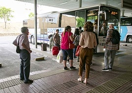 Viajeros suben a un autobús en la estación de Mérida.