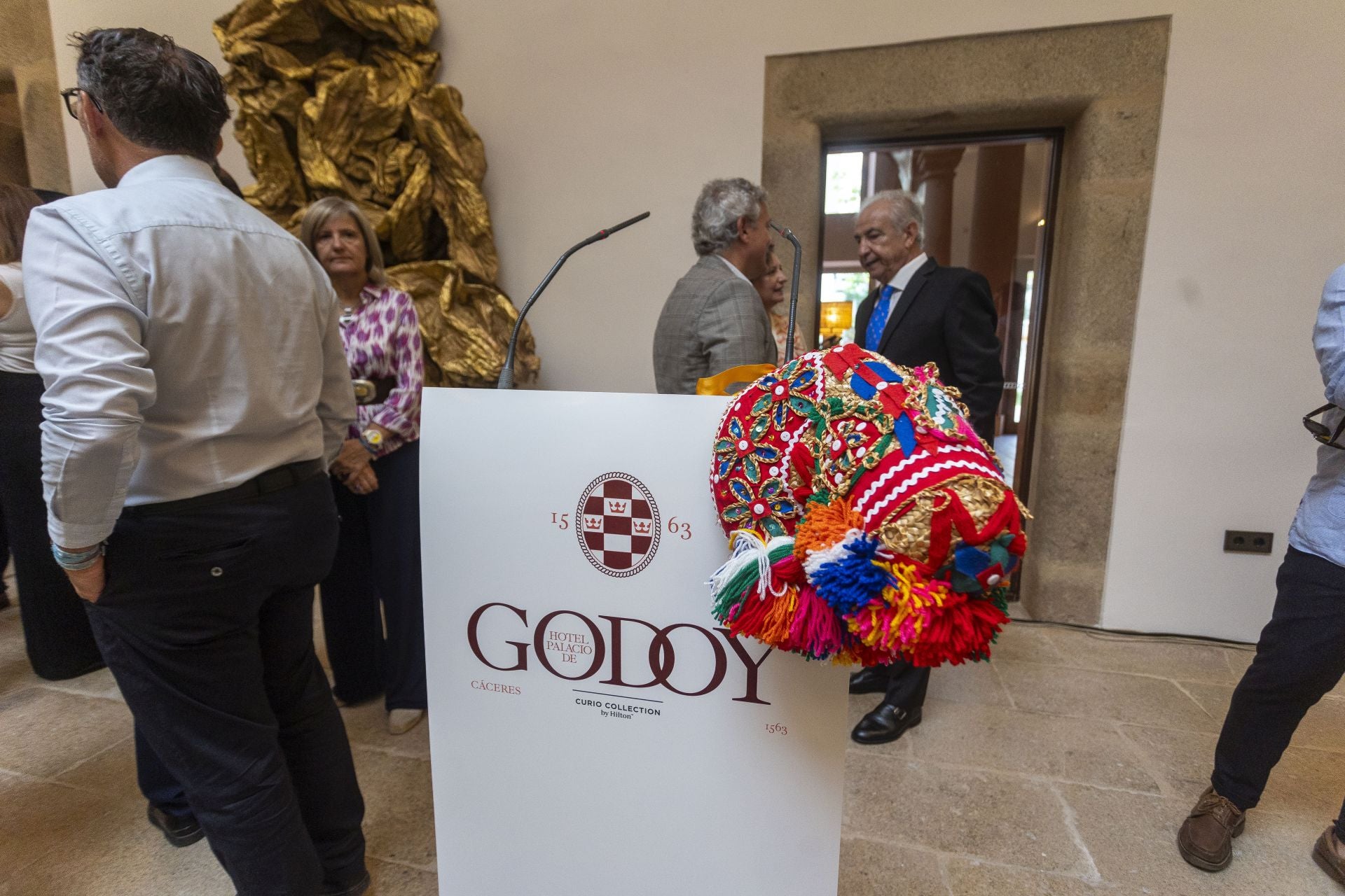 Gorro de Montehermoseña en el atril de las presentaciones. 