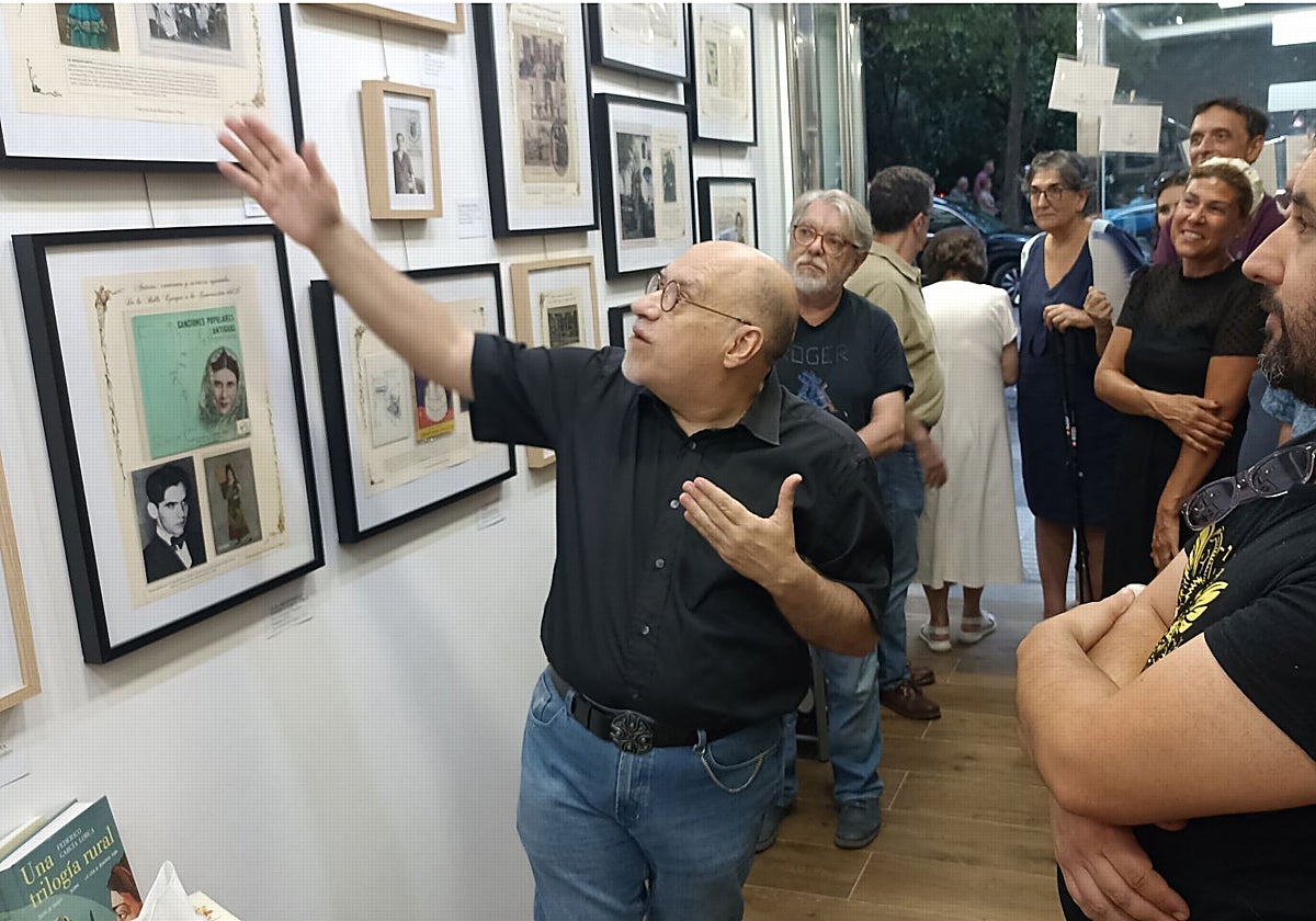 Inauguración de la exposición 'Artistas, cantantes y actrices españolas' en La lente y el pincel .