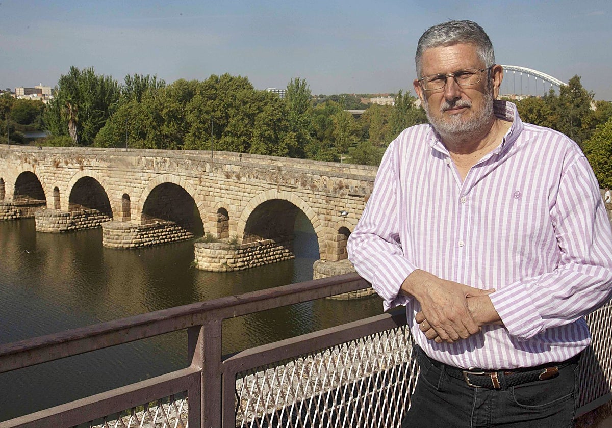 Agustín Velázquez posa para HOY en uno de sus rincones favoritos de Mérida, el Puente Romano desde la Alcazaba.