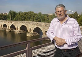 Agustín Velázquez posa para HOY en uno de sus rincones favoritos de Mérida, el Puente Romano desde la Alcazaba.
