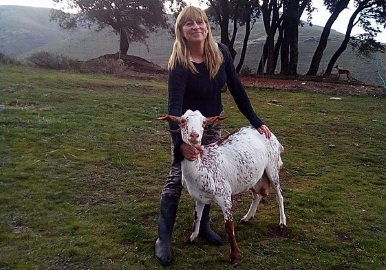 Natividad Alviz, presidenta de la Asociación Mosaico, es cabrera en la Sierra de Gata.