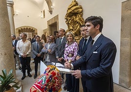 El dueño del establecimiento junto a autoridades regionales y locales en la puesta de largo del hotel este viernes