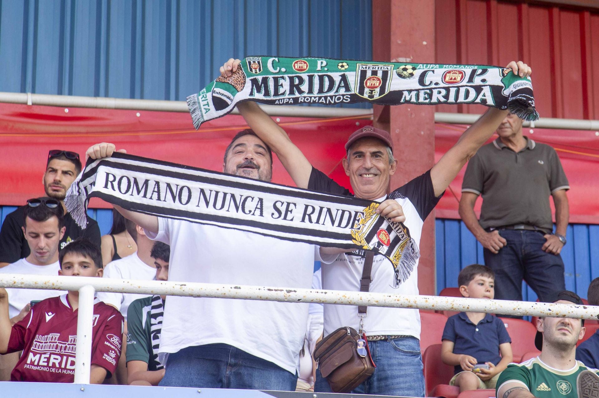 Las mejores imágenes del derbi entre el Mérida y el Cacereño en el Francisco de la Hera