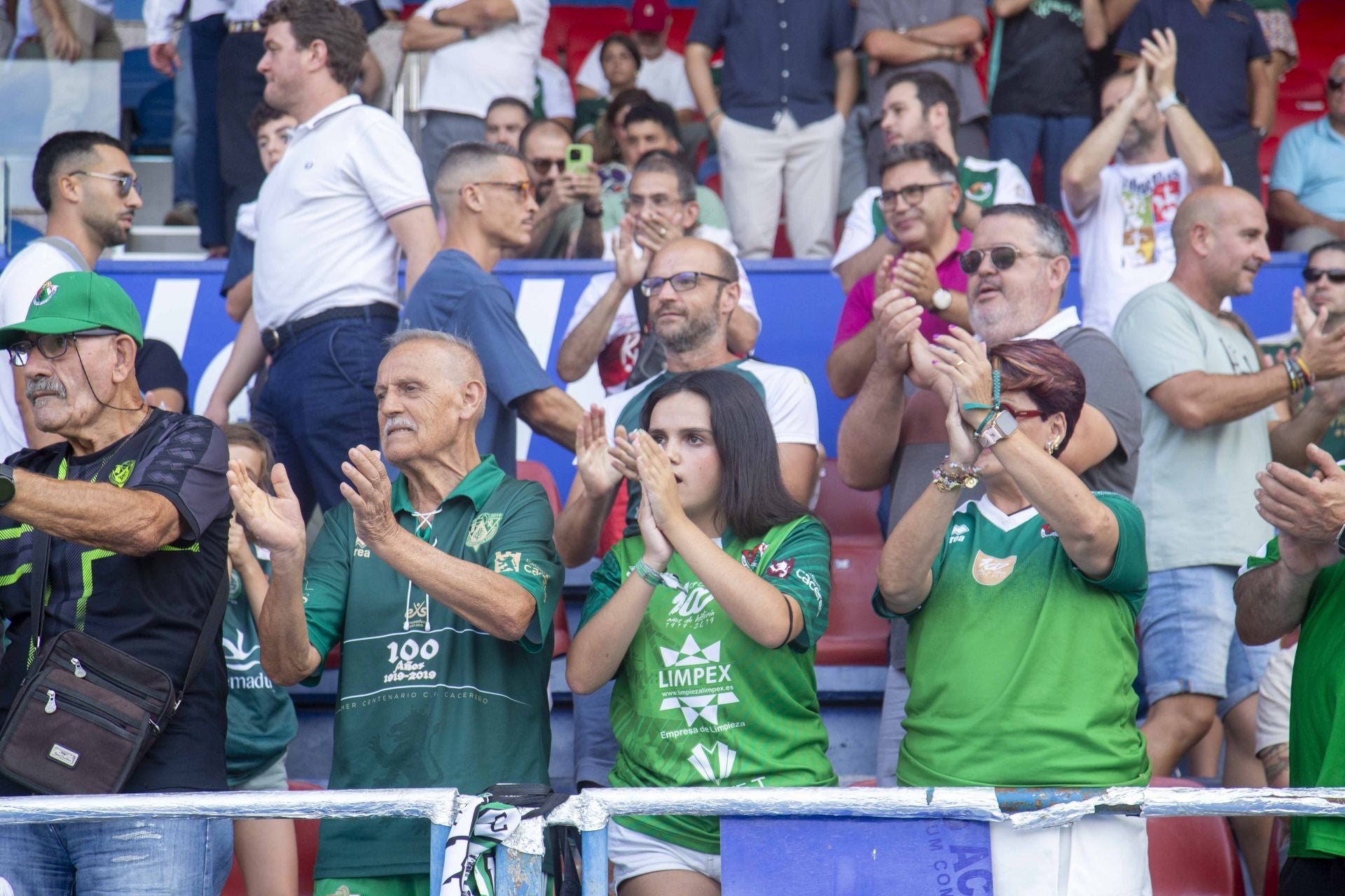 Las mejores imágenes del derbi entre el Mérida y el Cacereño en el Francisco de la Hera