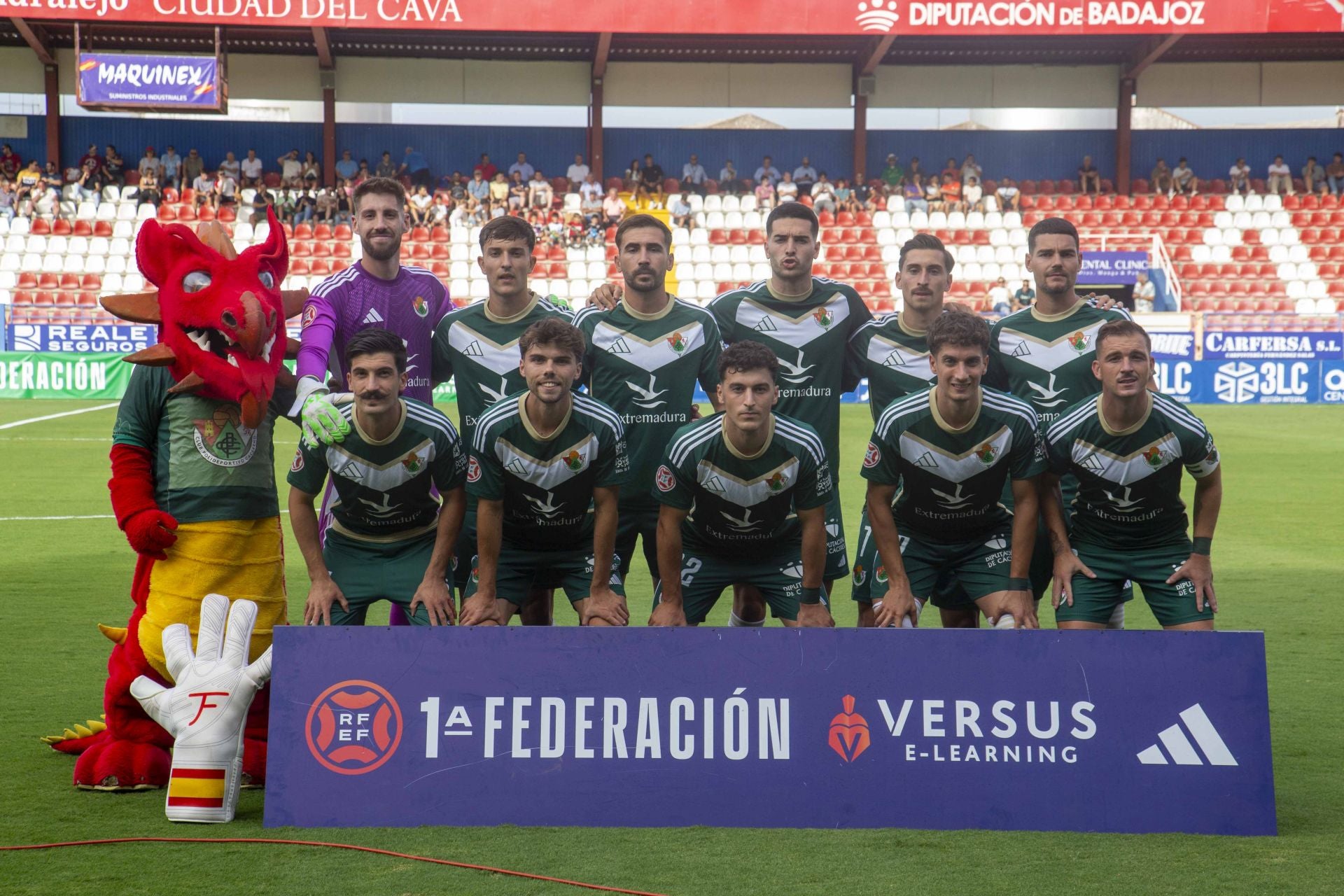 Las mejores imágenes del derbi entre el Mérida y el Cacereño en el Francisco de la Hera