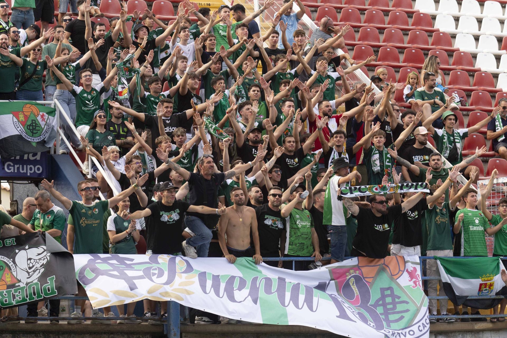 Las mejores imágenes del derbi entre el Mérida y el Cacereño en el Francisco de la Hera