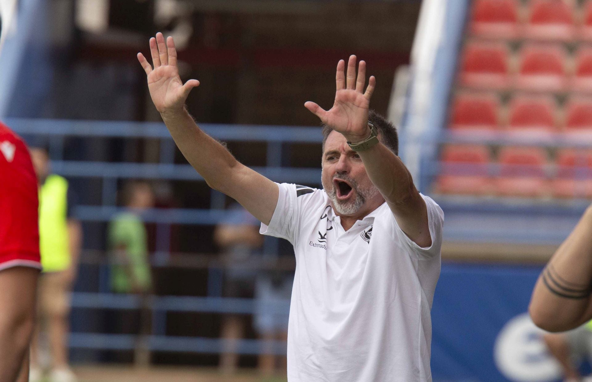 Las mejores imágenes del derbi entre el Mérida y el Cacereño en el Francisco de la Hera