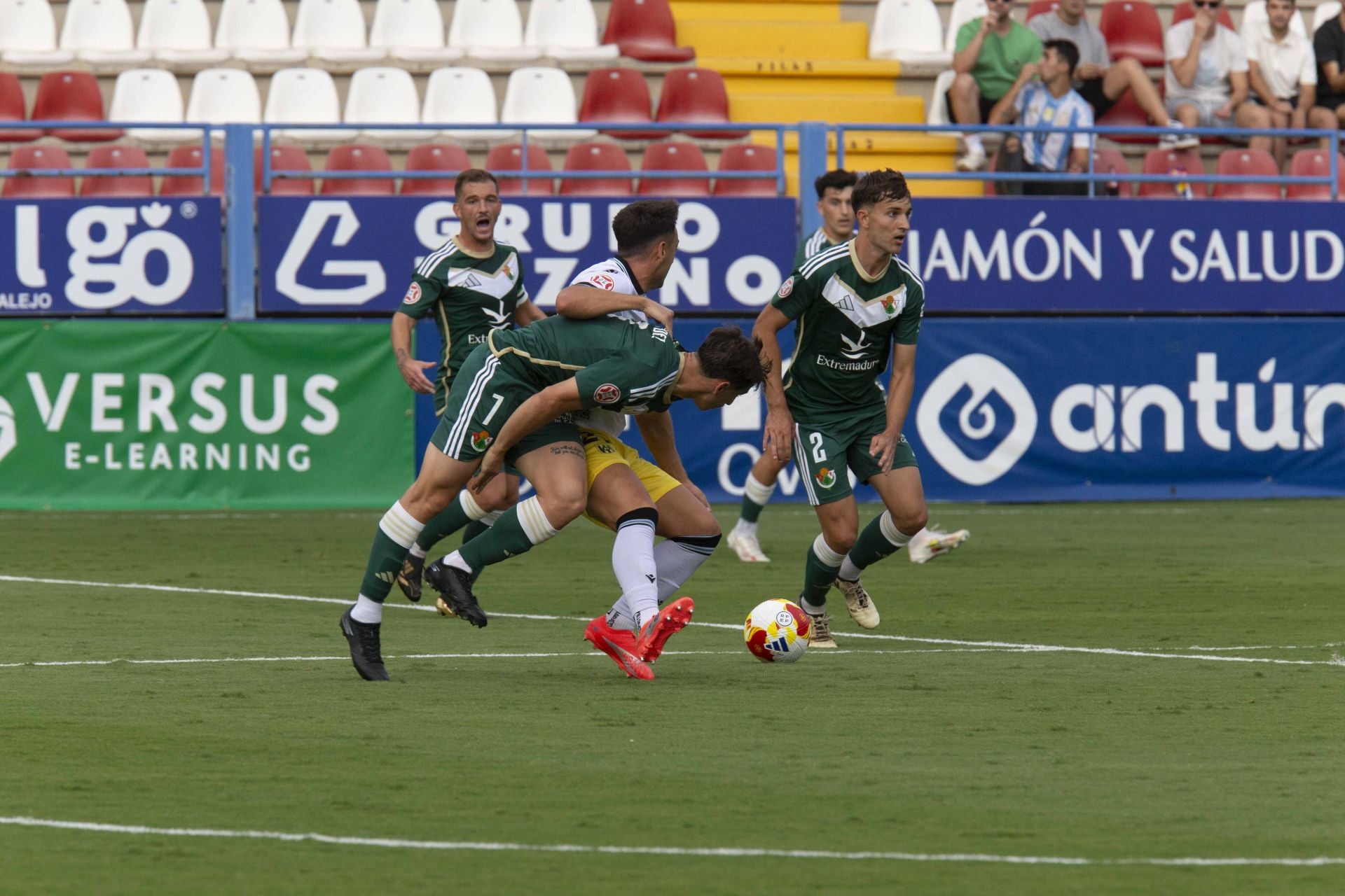 Las mejores imágenes del derbi entre el Mérida y el Cacereño en el Francisco de la Hera