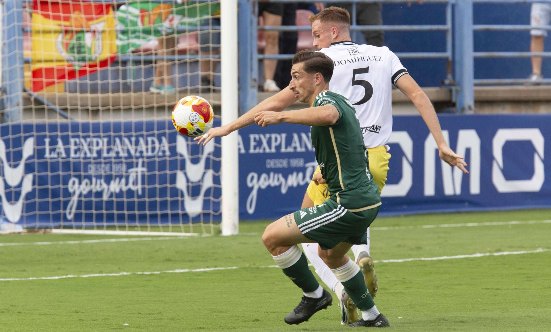 Las mejores imágenes del derbi entre el Mérida y el Cacereño en el Francisco de la Hera