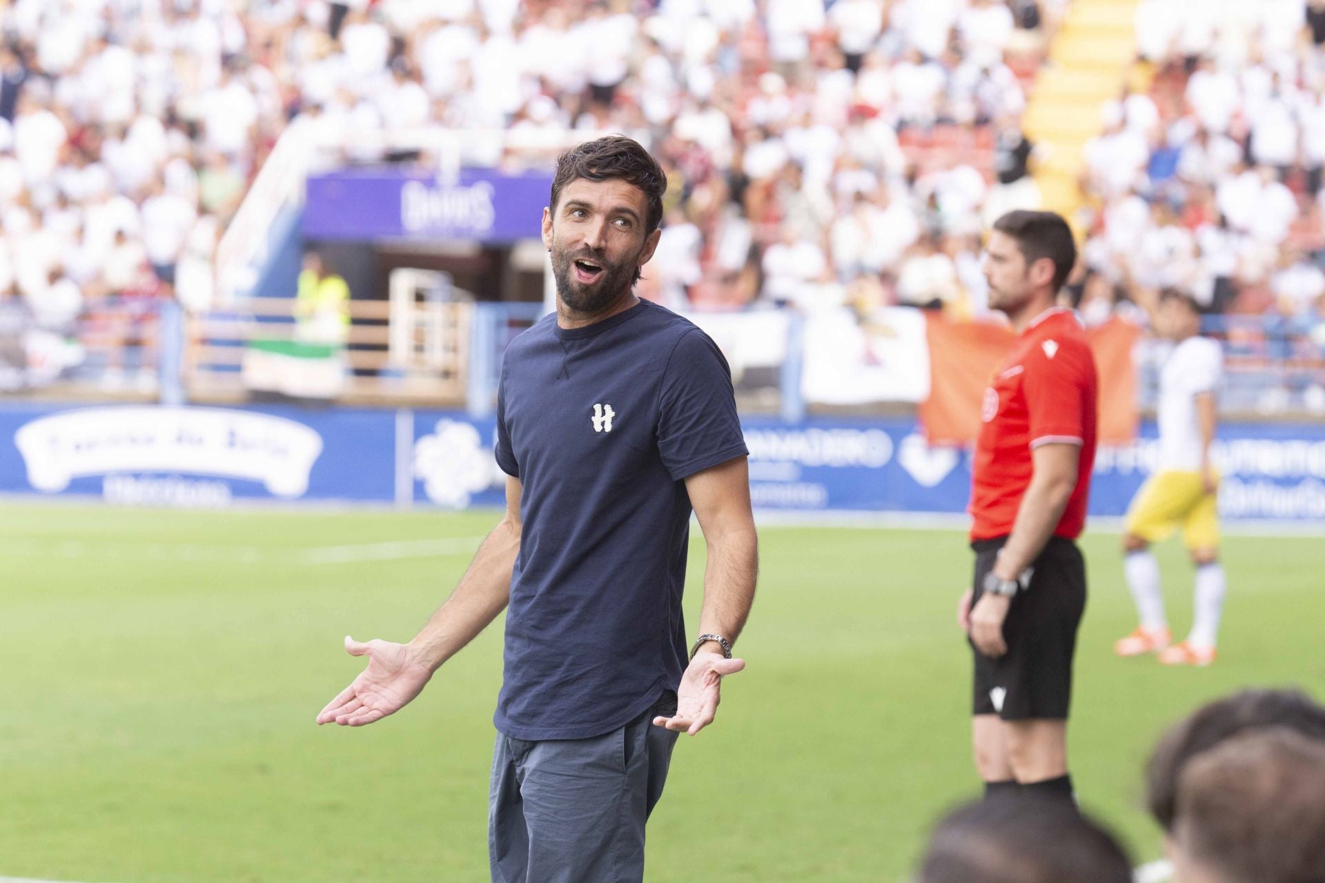 Las mejores imágenes del derbi entre el Mérida y el Cacereño en el Francisco de la Hera