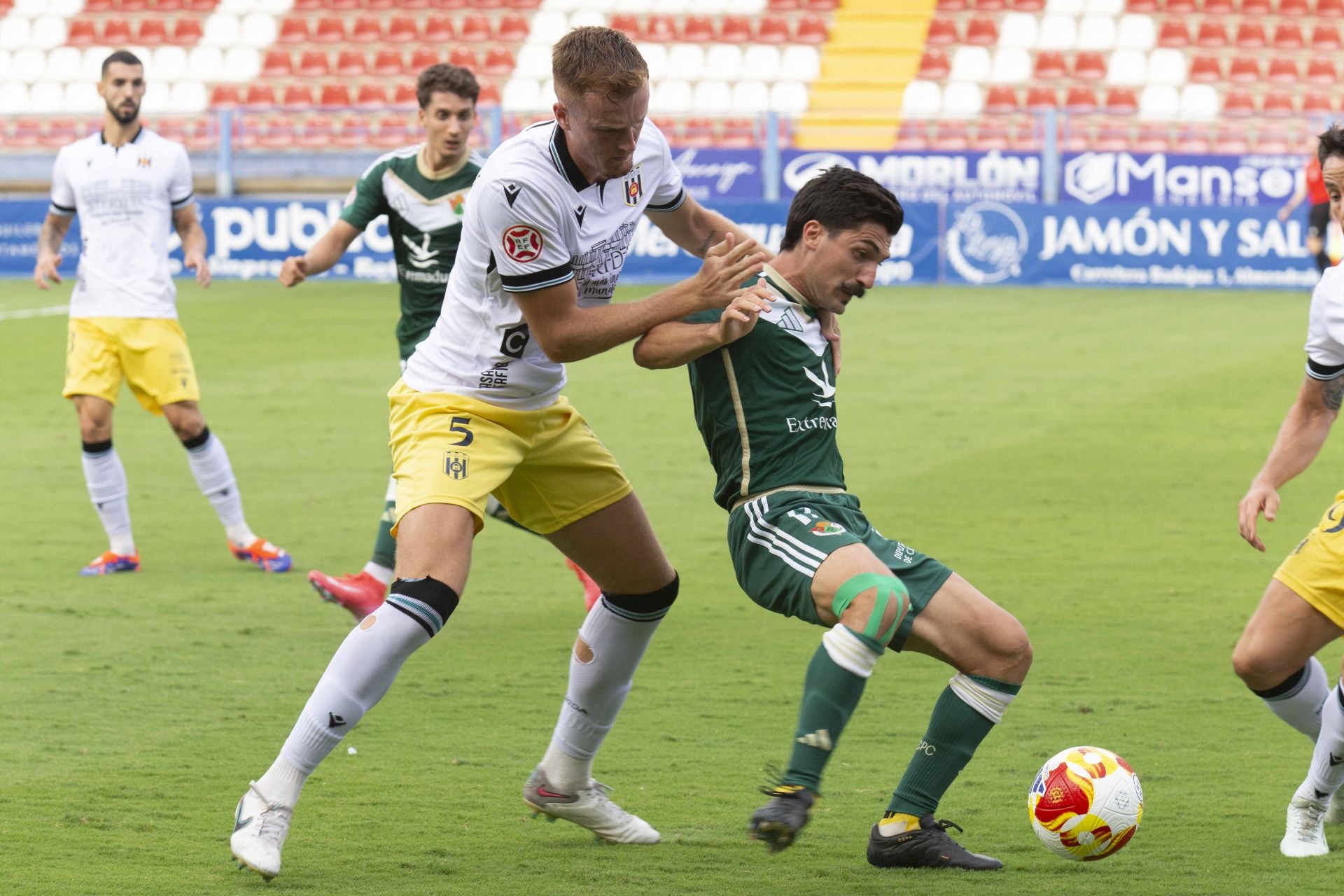 Las mejores imágenes del derbi entre el Mérida y el Cacereño en el Francisco de la Hera