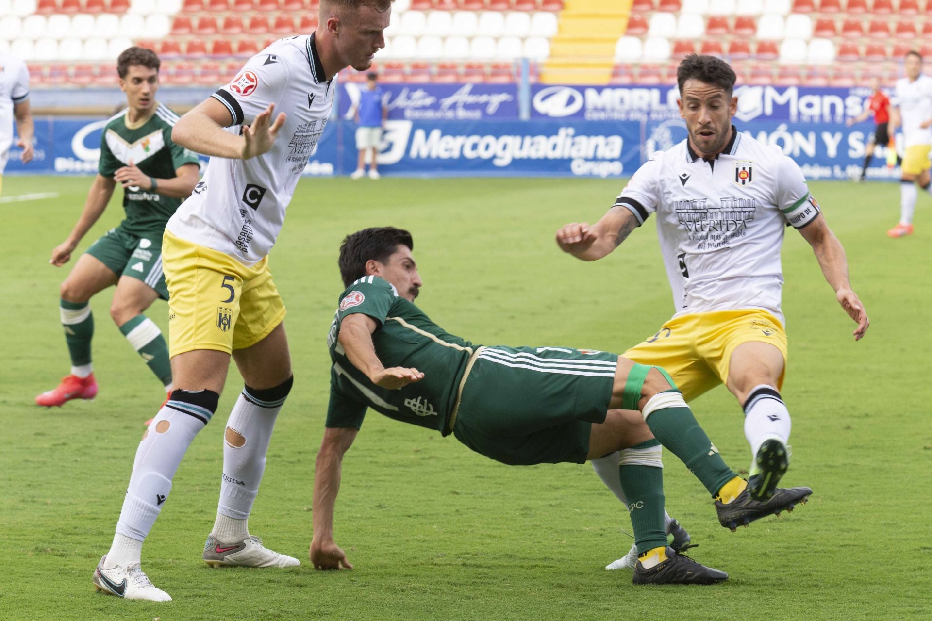 Las mejores imágenes del derbi entre el Mérida y el Cacereño en el Francisco de la Hera
