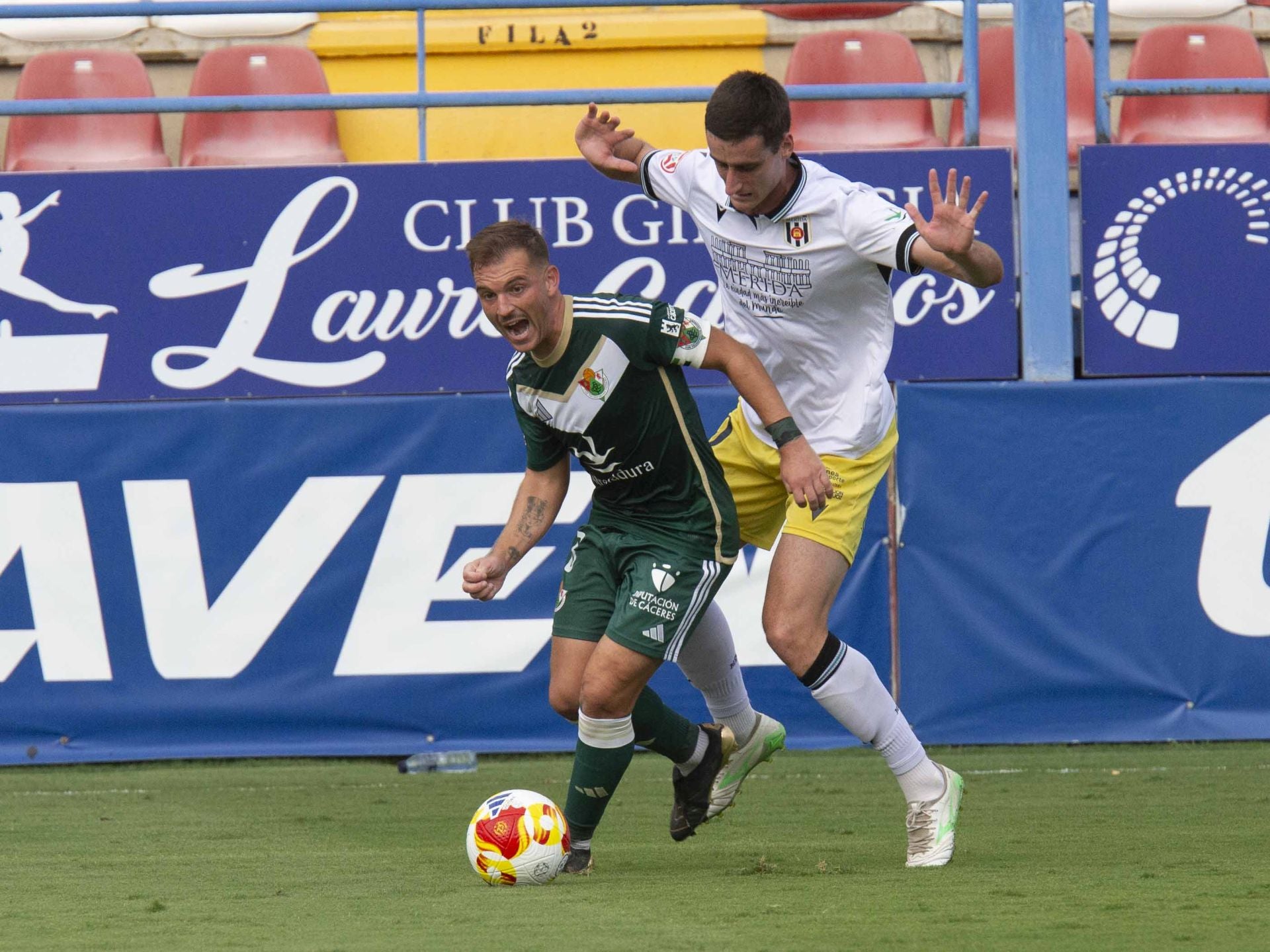 Las mejores imágenes del derbi entre el Mérida y el Cacereño en el Francisco de la Hera