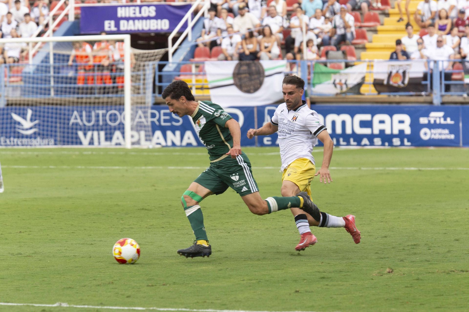 Las mejores imágenes del derbi entre el Mérida y el Cacereño en el Francisco de la Hera