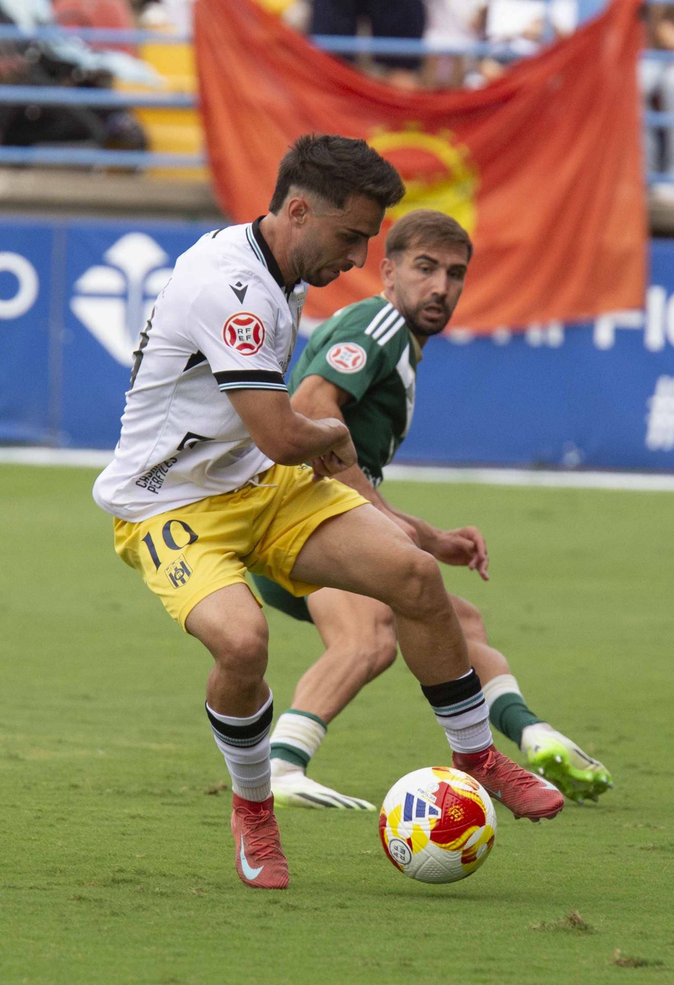 Las mejores imágenes del derbi entre el Mérida y el Cacereño en el Francisco de la Hera