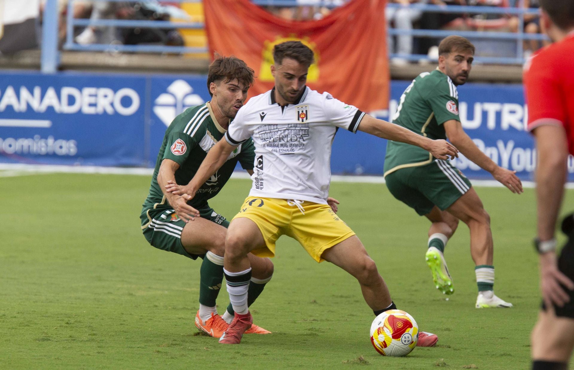 Las mejores imágenes del derbi entre el Mérida y el Cacereño en el Francisco de la Hera