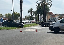 El vehículo que ha invadido la mediana tras el choque.