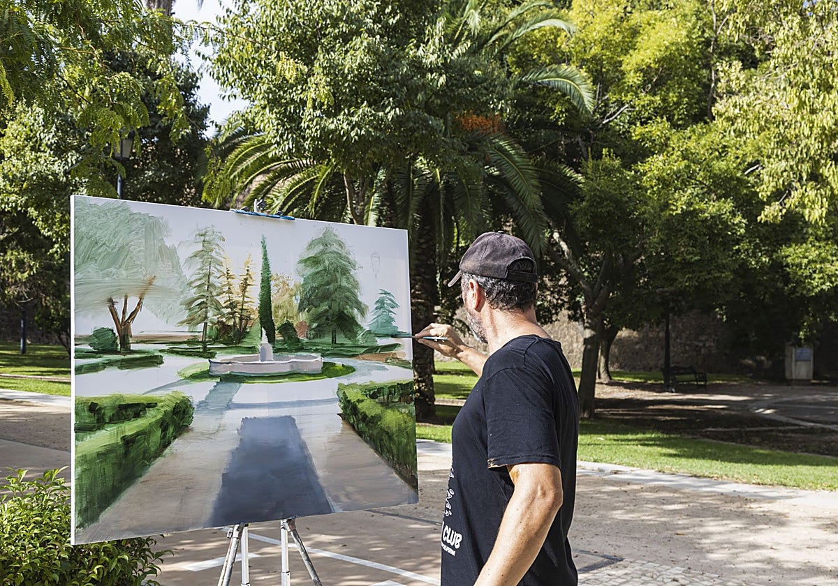 Uno de los pintores en el parque de la Legión de Badajoz.
