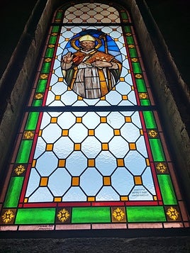 Vidriera recién instalada en la iglesia de San Blas de Salvatierra.