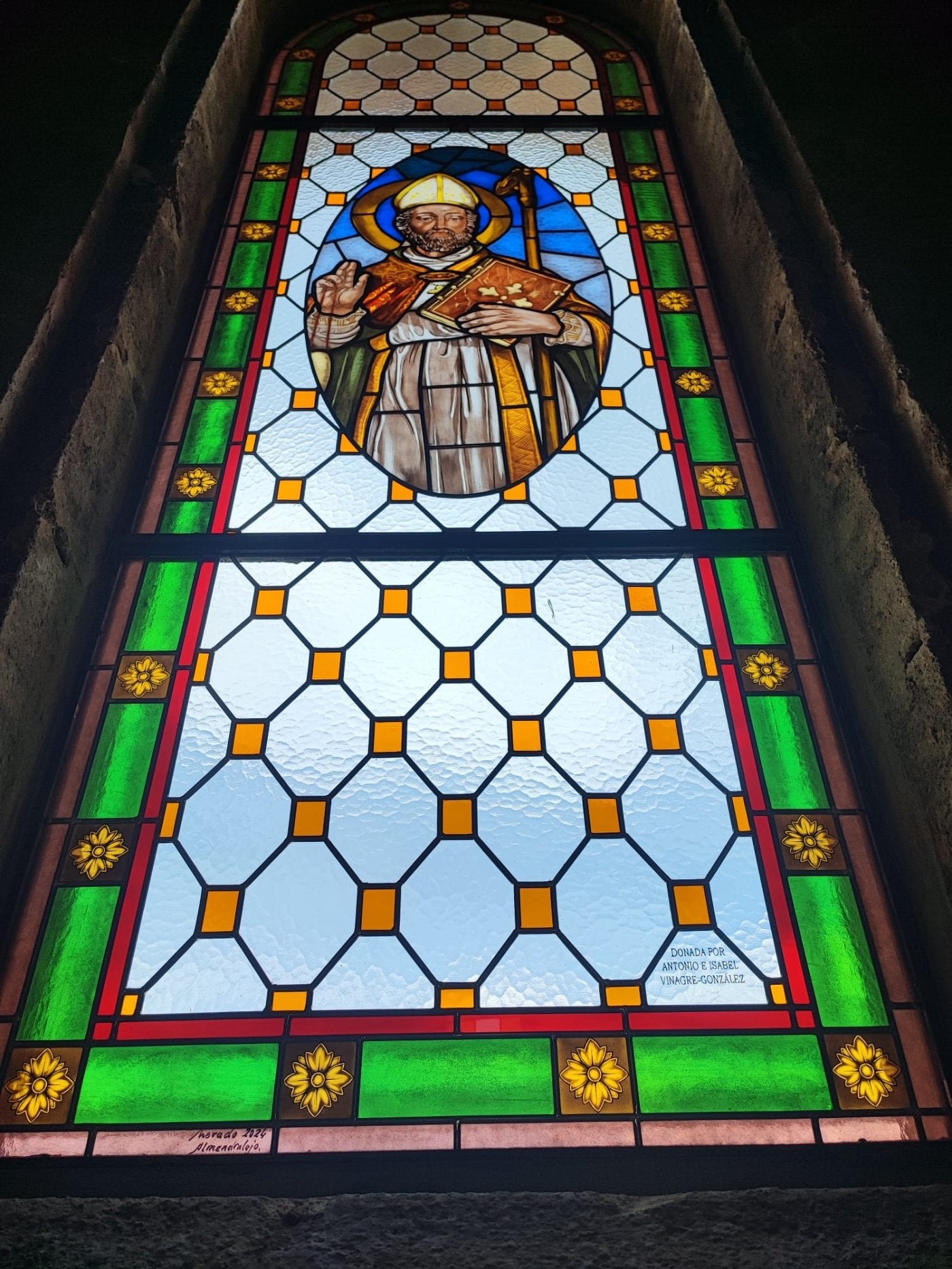 Vidriera recién instalada en la iglesia de San Blas de Salvatierra.