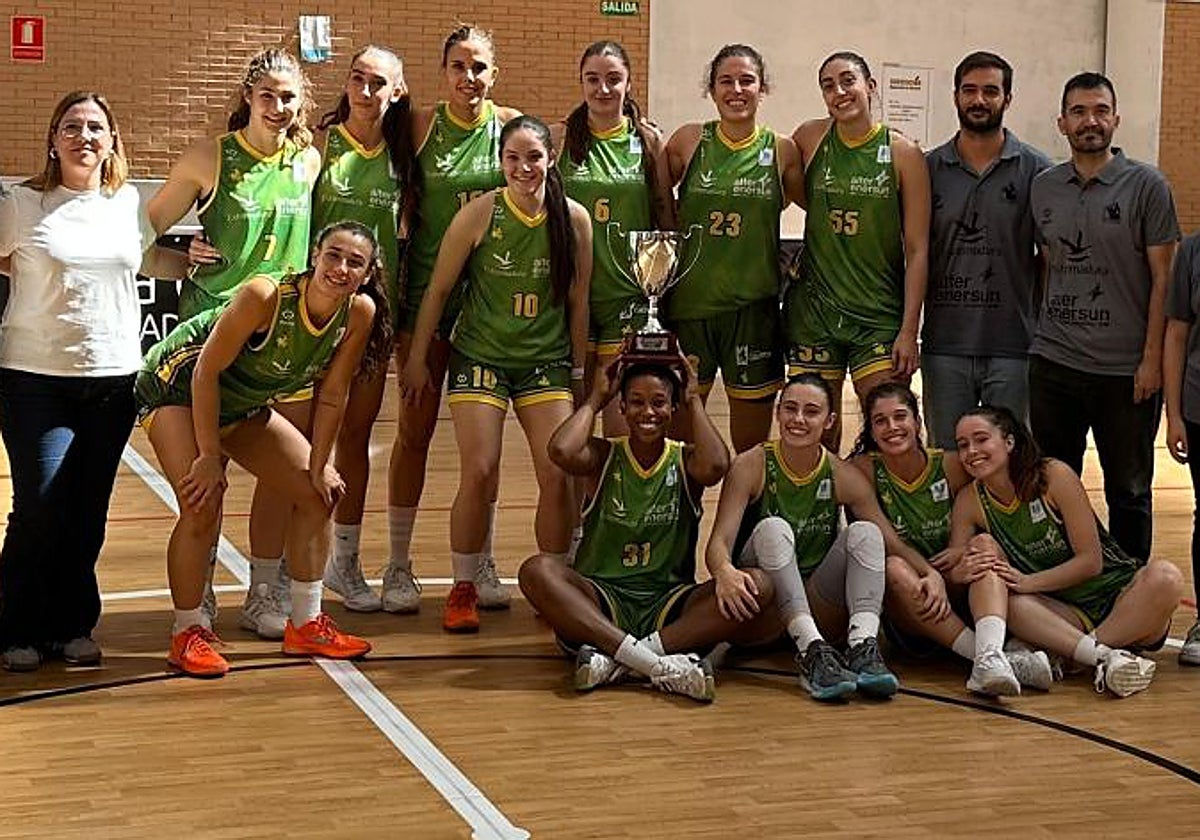 El Al-Qázeres, con el trofeo de ganador de la Copa de Extremadura.