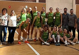 El Al-Qázeres, con el trofeo de ganador de la Copa de Extremadura.