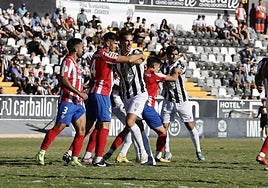 Forcejeo en el área en el duelo entre el Badajoz y el Don Benito.