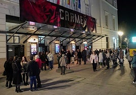 Público a las puertas del teatro López de Ayala el día del estreno de la ópera Carmen en el invierno de 2025.