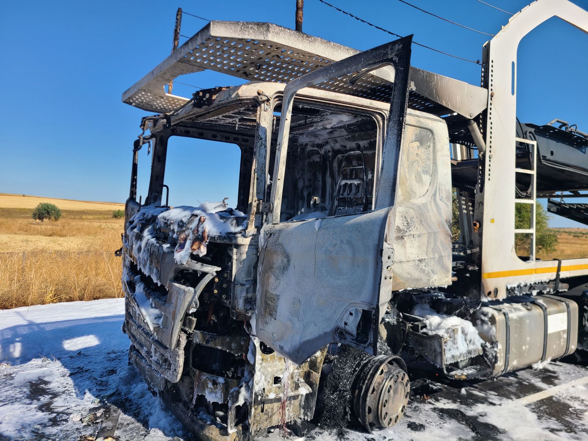 Fotos | Así ha quedado el camión portavehículos tras arder en la A-5 en Badajoz
