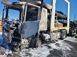 Camión portavehículos calcinado esta mañana.