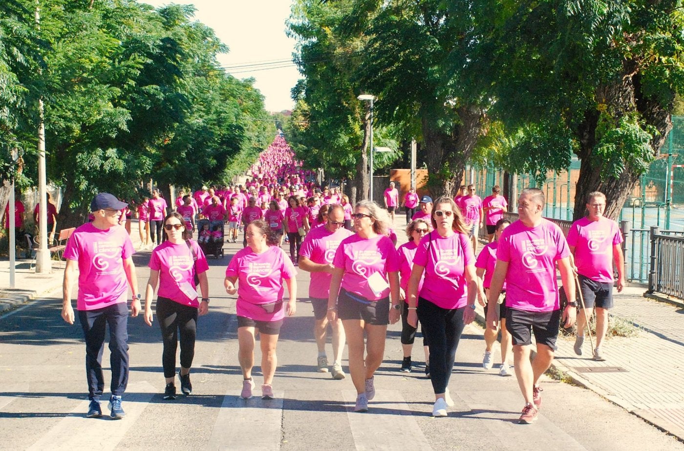 Participantes en la Marcha contra el Cáncer.