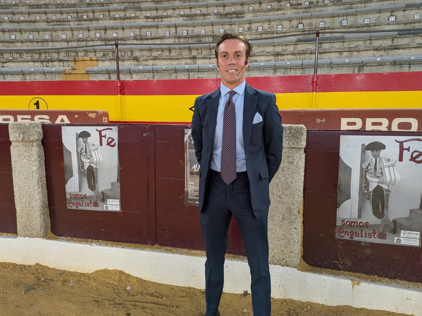 El torero llerenense posa durante la presentación del festejo.