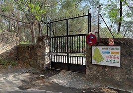 La puerta lateral del parque de Los Pinos lleva cerrada todo el verano.