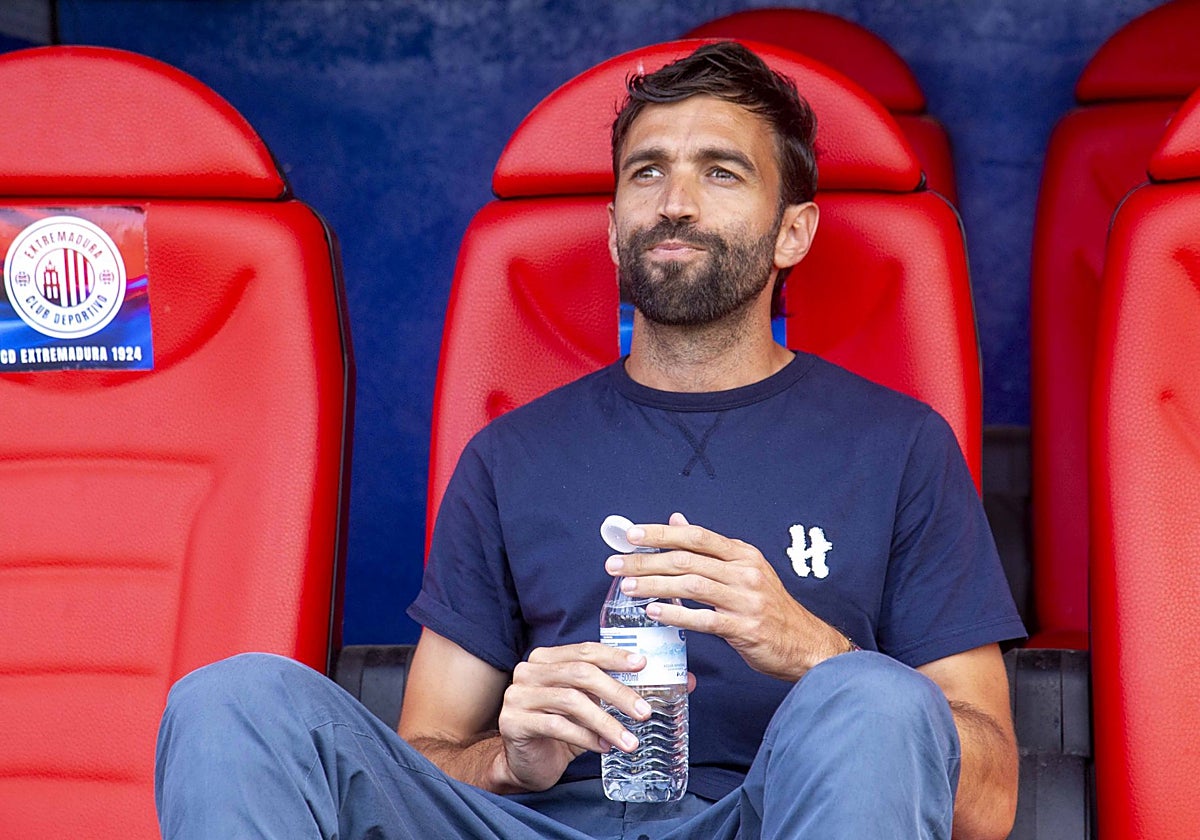 Fran Beltrán en el banquillo del Francisco de la Hera durante el derbi ante el Cacereño.