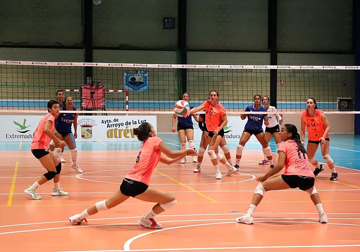 El Arroyo y Os Belenenses durante el Torneo Ibñerico Mujeres.