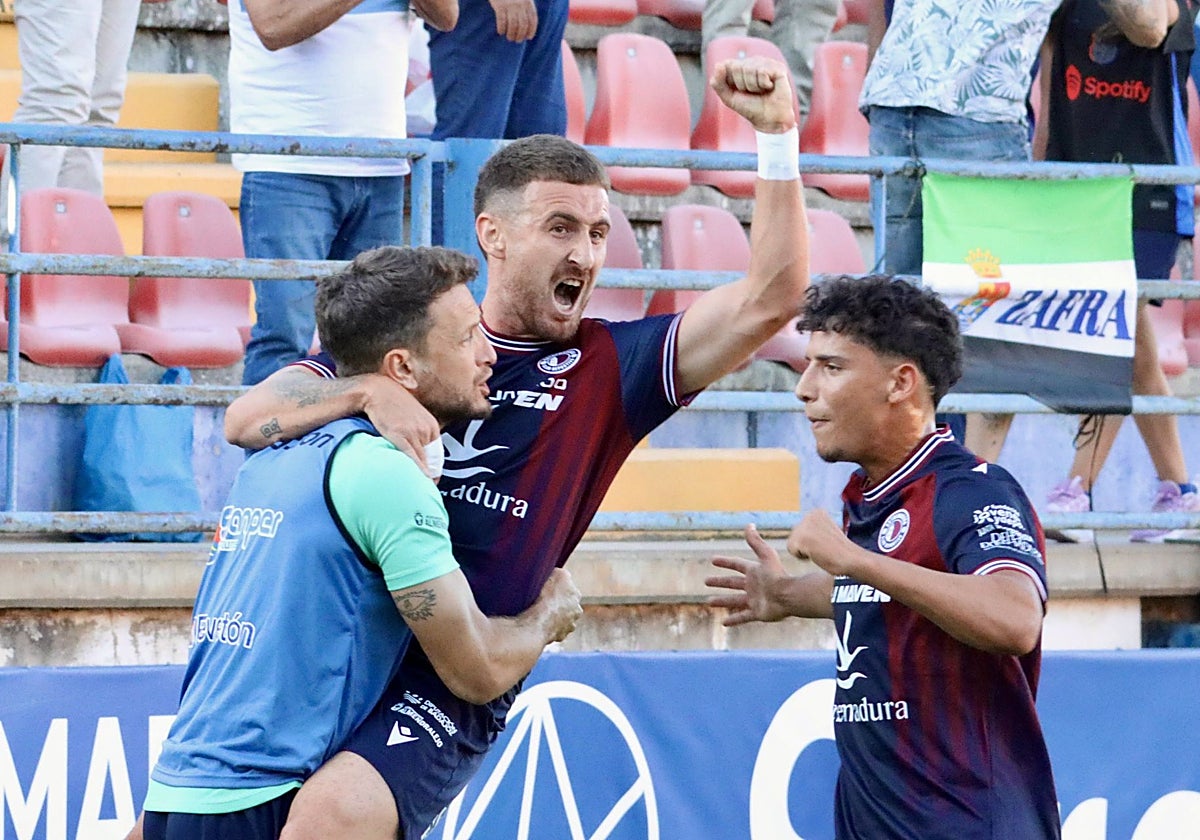 Barrero celebra el 2-1 que dio el triunfo al Extremadura.