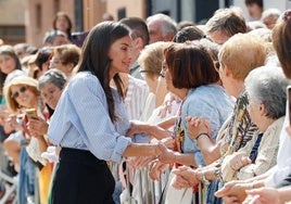 La Reina Letizia preside la apertura del Curso Escolar 2025 / 2026, y saluda a las vecinas en Rincón de Soto (La Rioja).