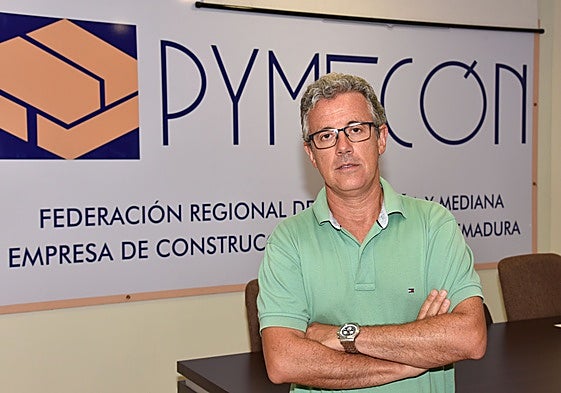 José Luis Iglesias, gerente de Pymecon, en su despacho de Plasencia.