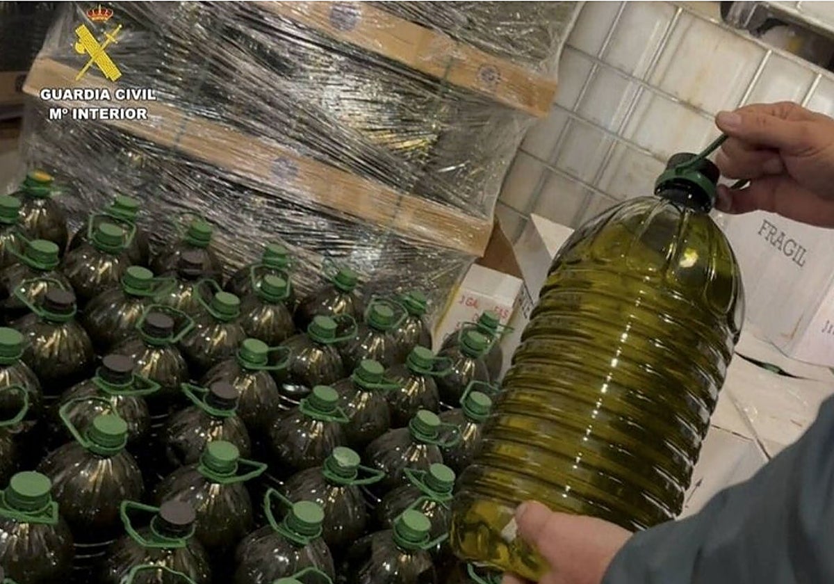 Garrafas inmovilizadas por la Guardia Civil en la provincia de Badajoz dentro de la operación Edesia del año pasado 2023.